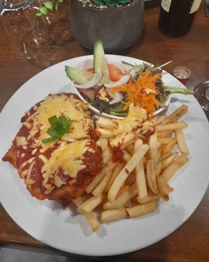 Featured image for “Hearty Club Dining at Hill Top’s Links & Rinks Bistro”
